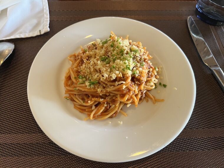 パルメザンとパセリを振ったスパゲティボロネーゼ