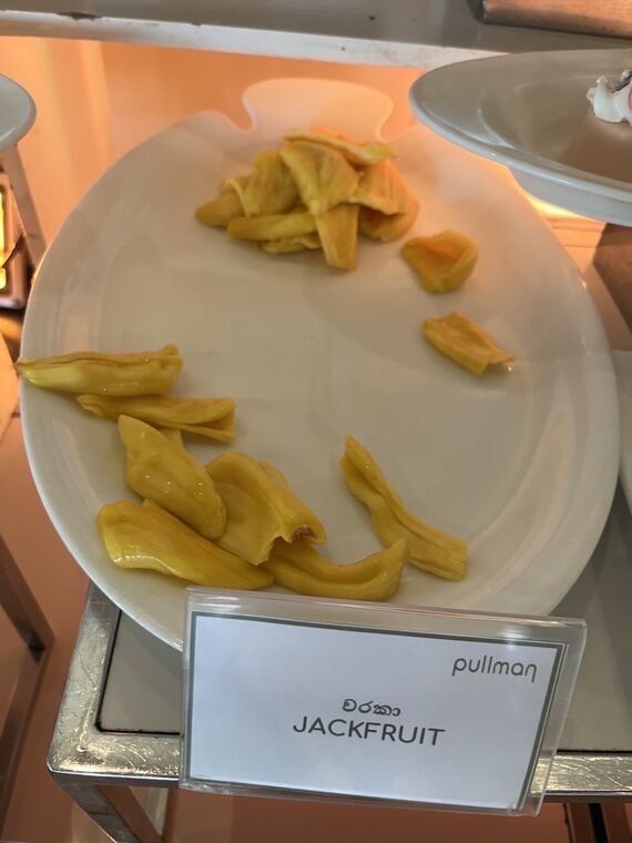JACKFRUITの名札と、皿に盛られたジャックフルーツの果肉
