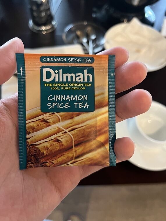 手に持ったDilmahのCINNAMON SPICE TEAの袋