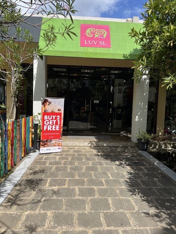 敷地内のODEL LUV SL店舗の入口。BUY 2 GET 1 FREEのバナーが出ている
