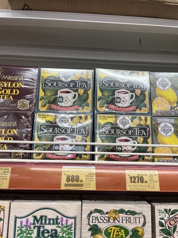 Cargills Food City Expressの紅茶棚。Mlesnaのサワーソップティーの箱と、1,270ルピーの値札