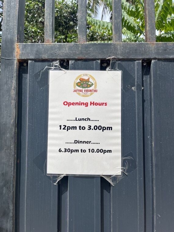 Jaffna Virunthuの門に貼られたOpening Hoursの掲示。Lunch 12pm to 3.00pm、Dinner 6.30pm to 10.00pm