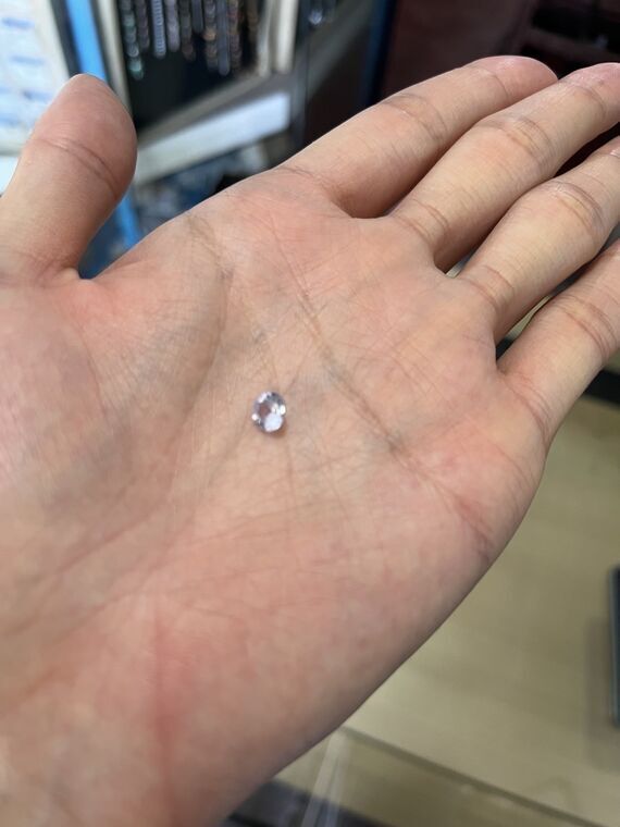 手のひらに乗せた非加熱ホワイトサファイアのルース