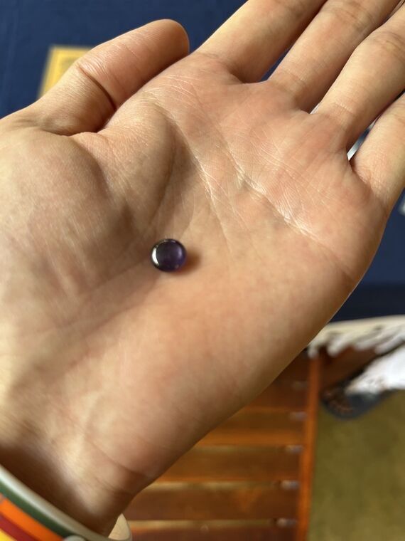 手のひらに乗せた紫色のスターサファイア