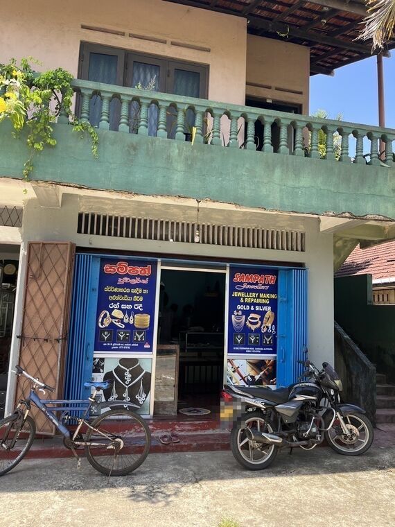 Sampath Jewellersが入る2階建ての建物の全景