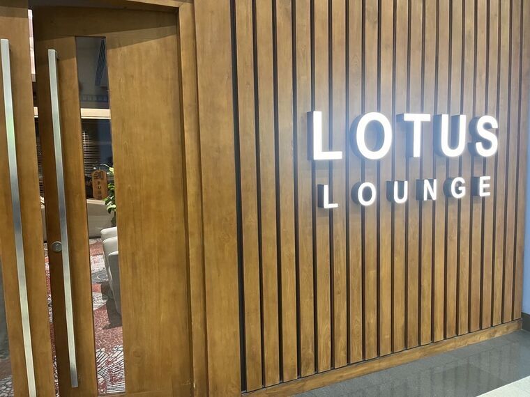 再開したLotus Loungeの入口。木製壁にバックライトのLOTUS LOUNGEサイン