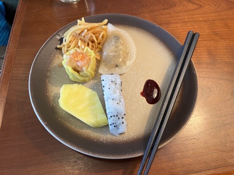 The Bridgeで食べた点心・ヌードル・パイナップル・ドラゴンフルーツ