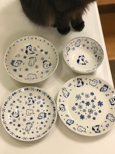 セリアのお皿 藍色ねこ シリーズ うちの ねこ神様