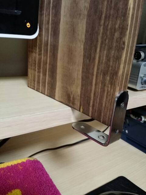 自作の収納棚にL字金具を付ける