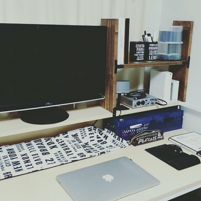 パソコンデスクにdiy収納棚を置く