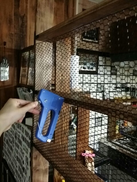 タッカーで金網を固定