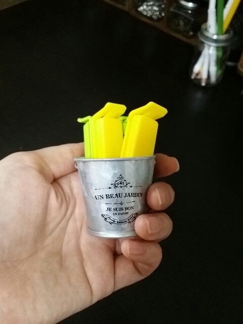 有孔ボードフックにセリアの缶