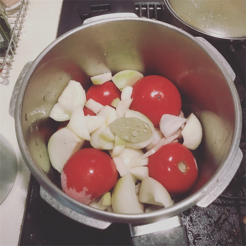 f:id:maiha2:20171205185226j:image 豚軟骨とトマトと玉ねぎなどの野菜が鍋にはいっている