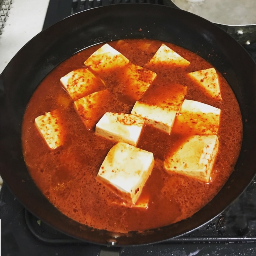 f:id:maiha2:20171220195633j:plain:w400 水を切った木綿豆腐を鍋へ入れた様子
