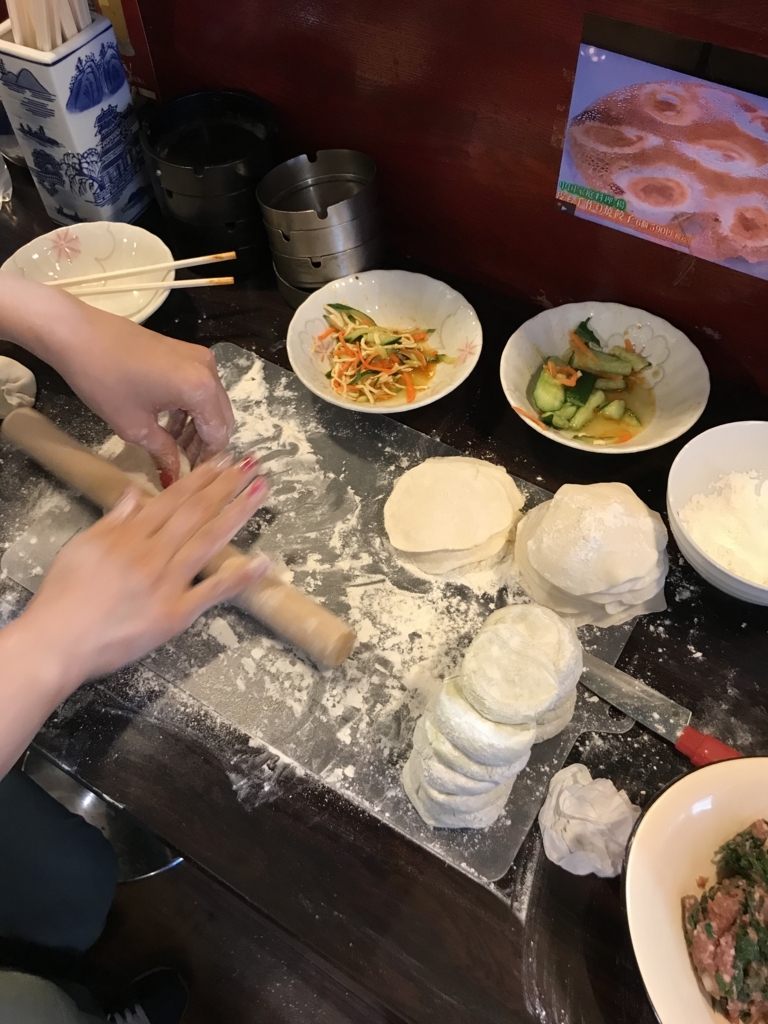 餃子を作る私の様子