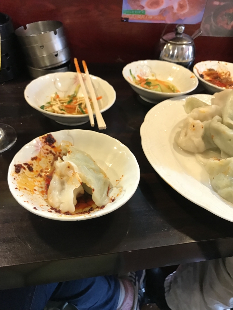 出来上がった餃子にラー油をかけて食べる様子