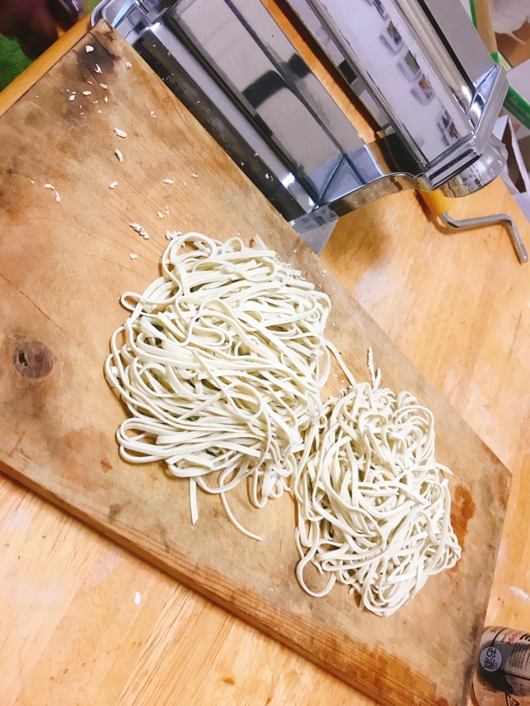 パスタマシンから出た麺