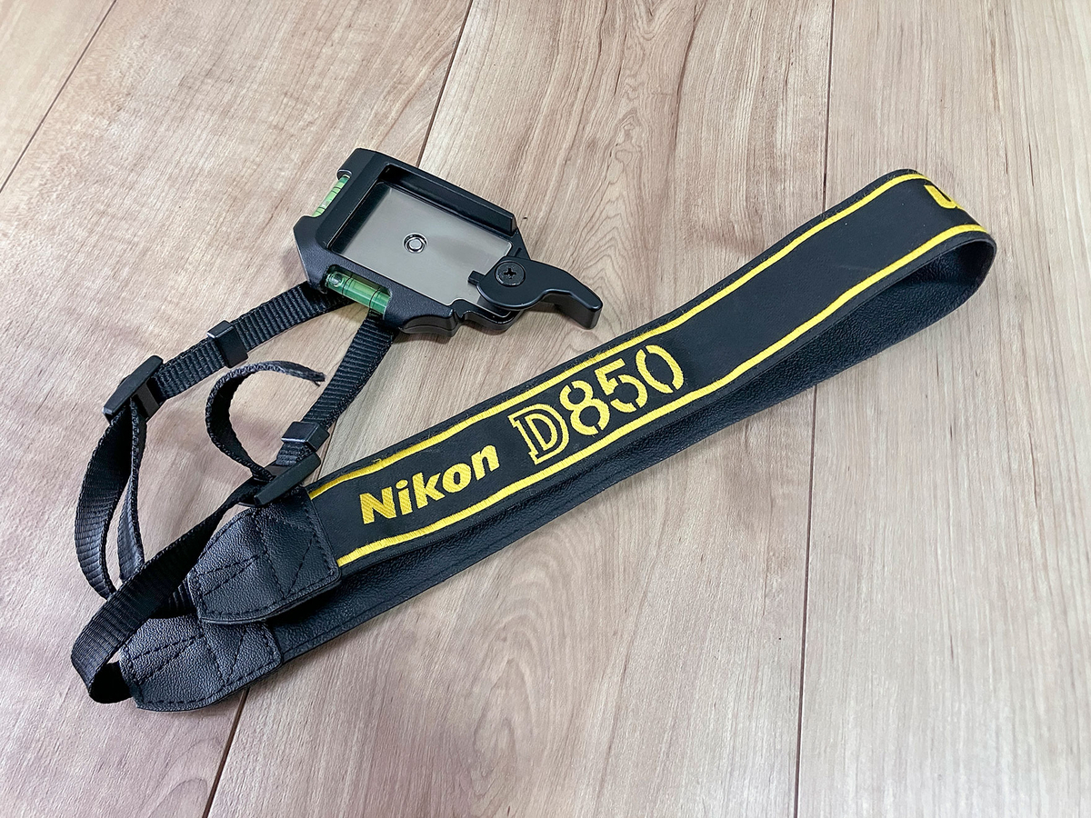 Dリングにクイックシューとストラップを取り付けた全体写真