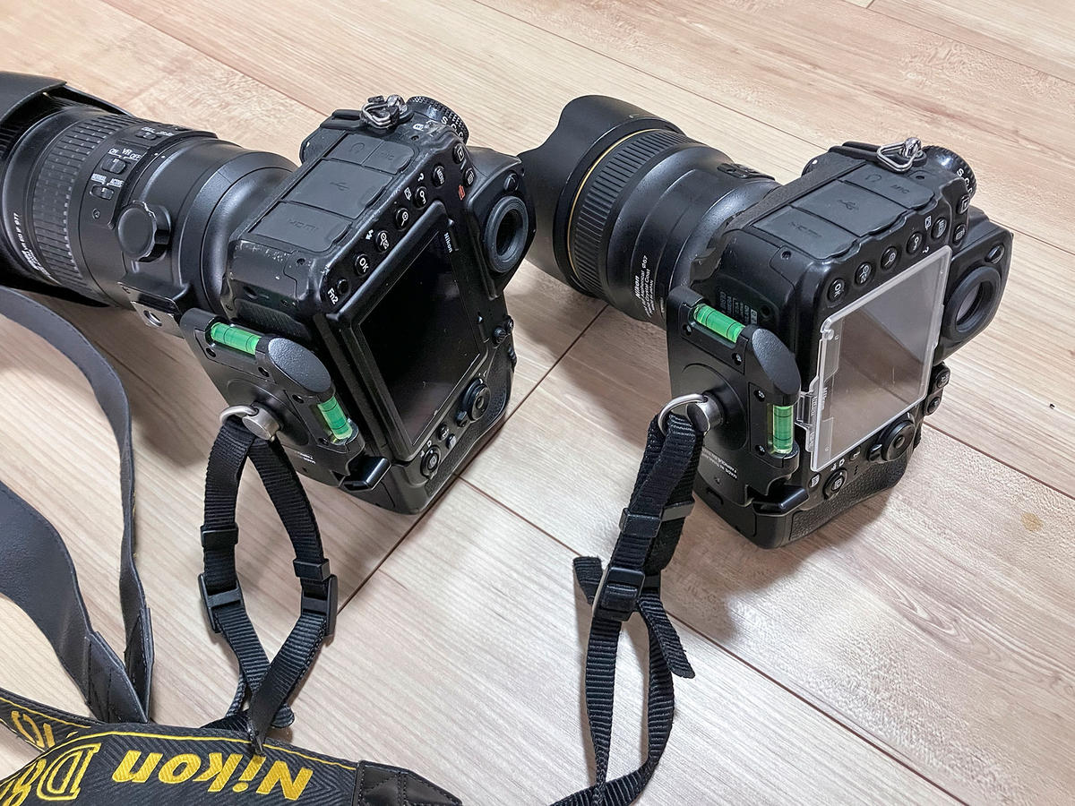 カメラ2台にDリング＋ストラップを取り付けた写真