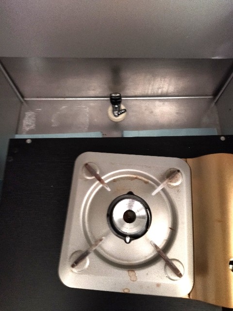 簡単diy キッチンのデッドスペース ガスコンロの奥の隙間 を100均アイテムで専用ラックを作って解決 まかないブログ