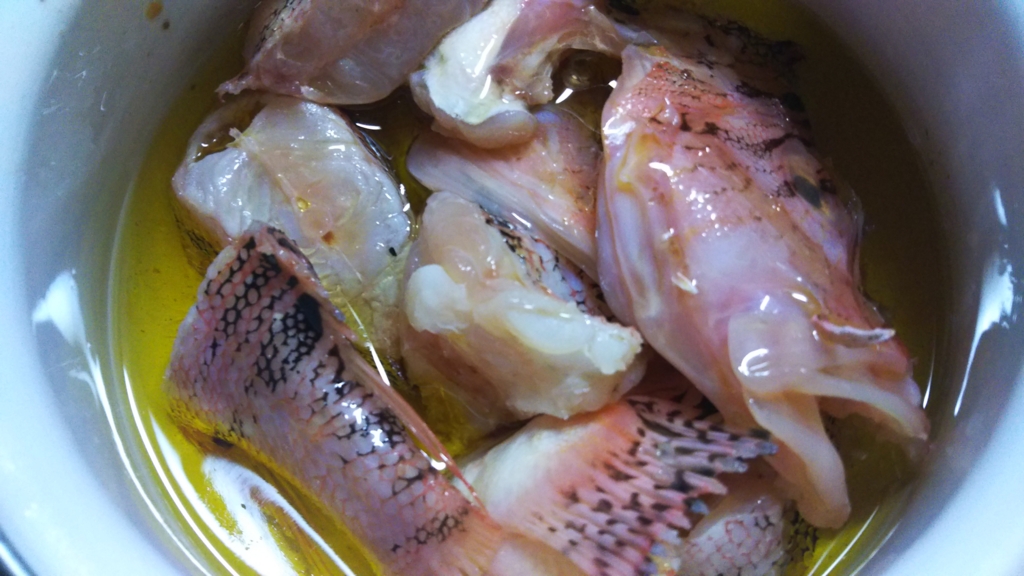 白身魚とトマトのアヒージョ とりあえず 魚の名前が分からないんだけど大丈夫かな Makimikan