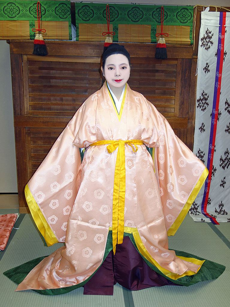 十二単姿が完成するまで、平安装束の着付けの過程をご紹介。 - 風雅乃絵姿~時代衣装変身体験と女一人旅~