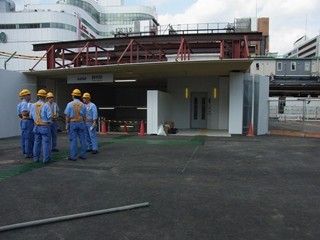 調布地下駅入り口(8/19より供用開始)