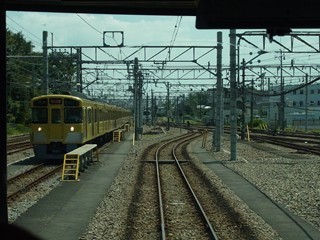 下り新所沢止まりと行き違い