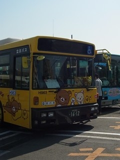 立川バス　西工＋三菱AP(リラックマバス新1号車)