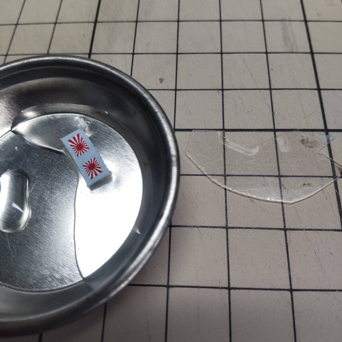 旗のデカール貼り付け準備