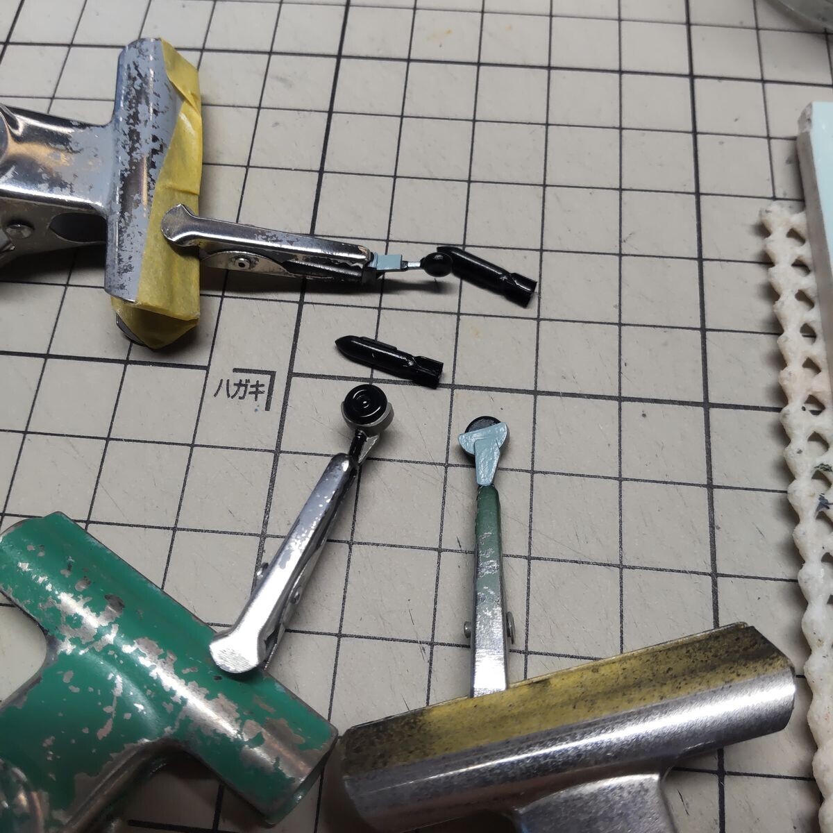 細かいパーツの塗装作業