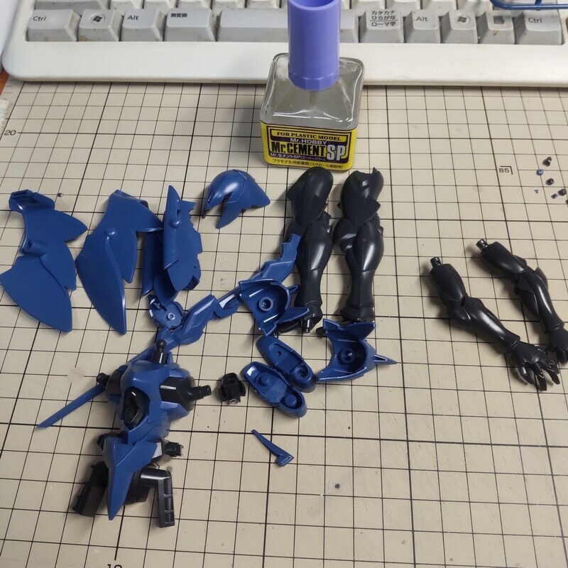 パーツの切り出しと一部接着。