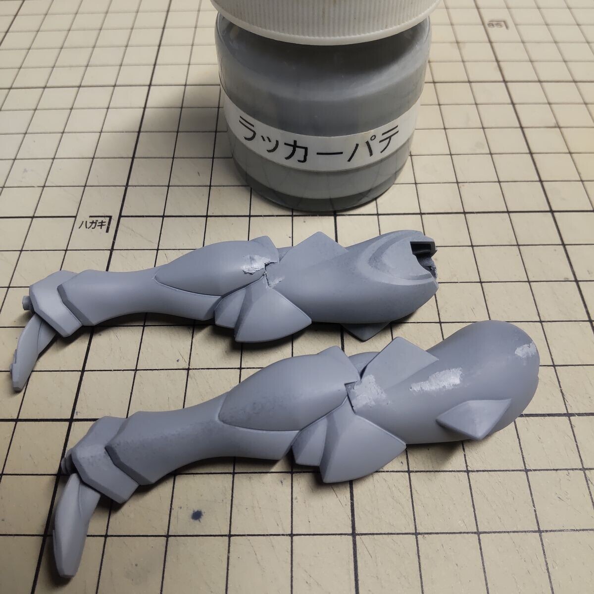 足のパテ埋め。