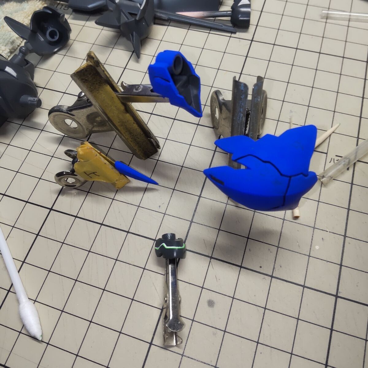 頭部のパーツ全般の塗装。