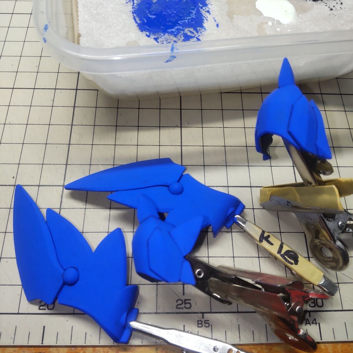 羽根と肩へ墨入れ