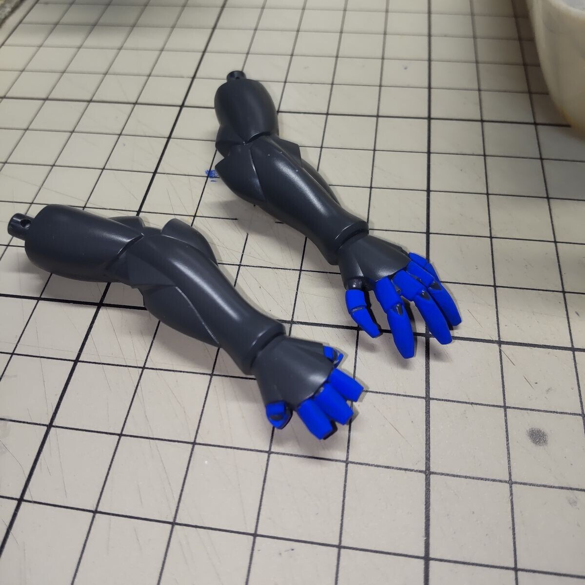 指のアーマー部の塗装。