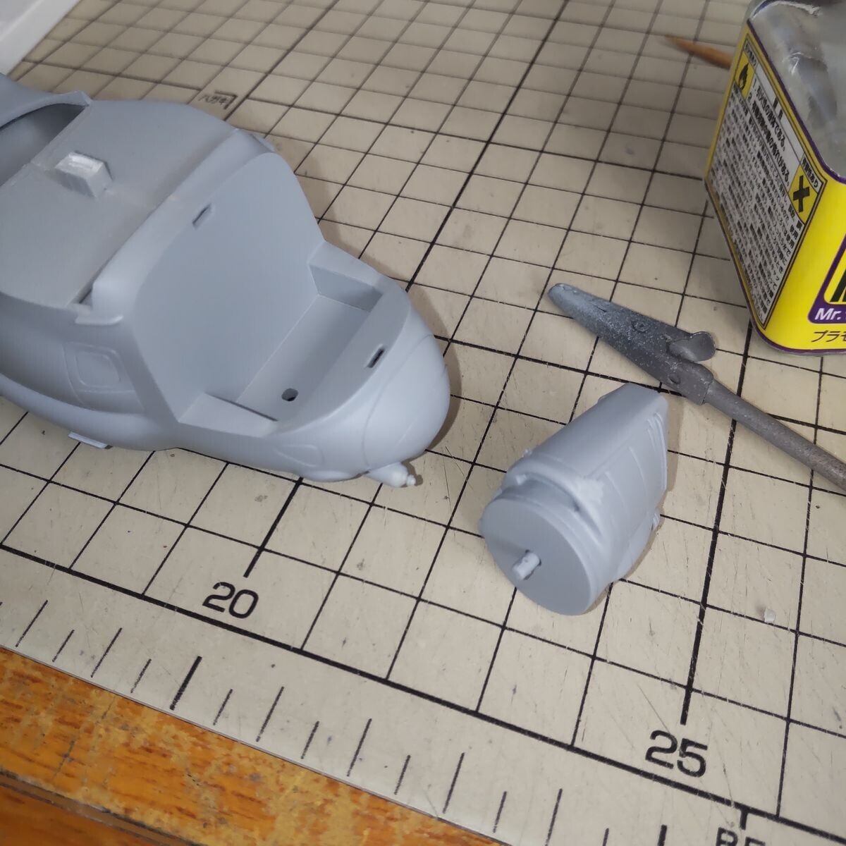 本体へのパーツ接着と、エンジンへのパテ盛り