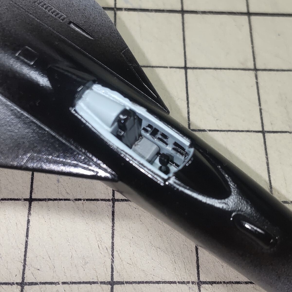 コクピットの組み立て。