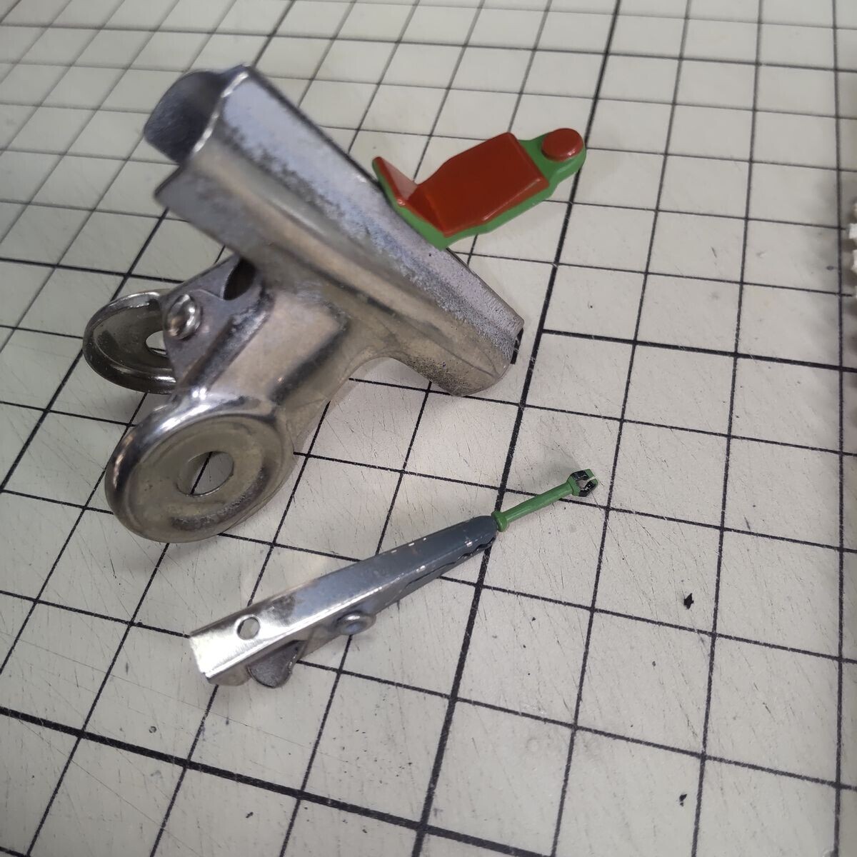 コクピット内部パーツの塗り分け。