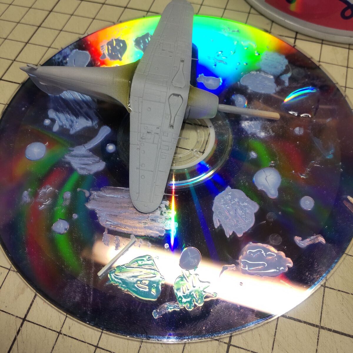 隙間に瞬着パテ