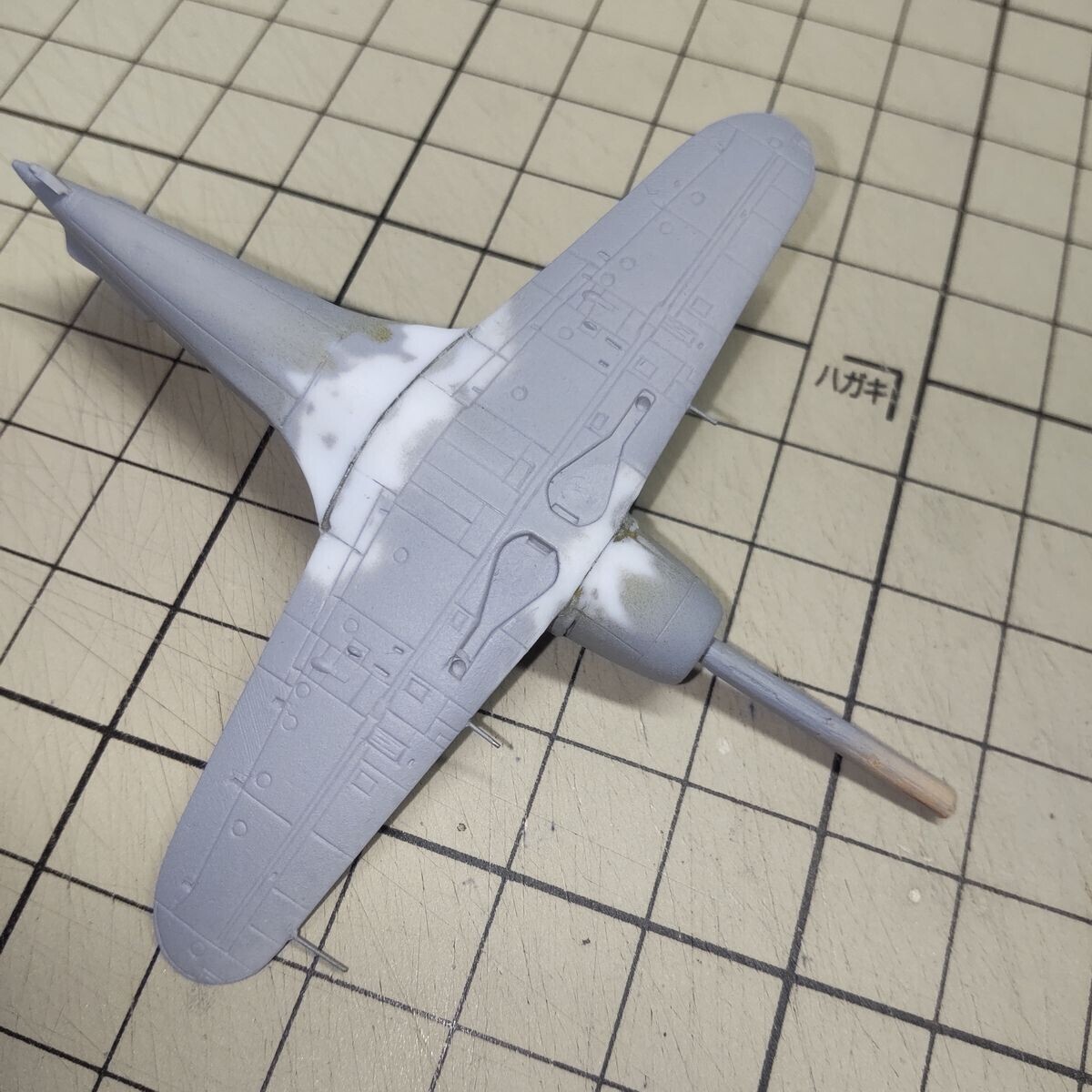 盛った瞬着パテを削り取り。