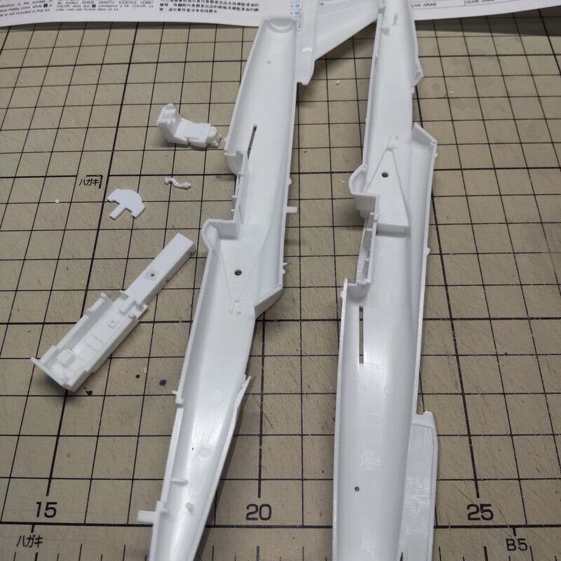 コクピット周辺パーツの切り出し