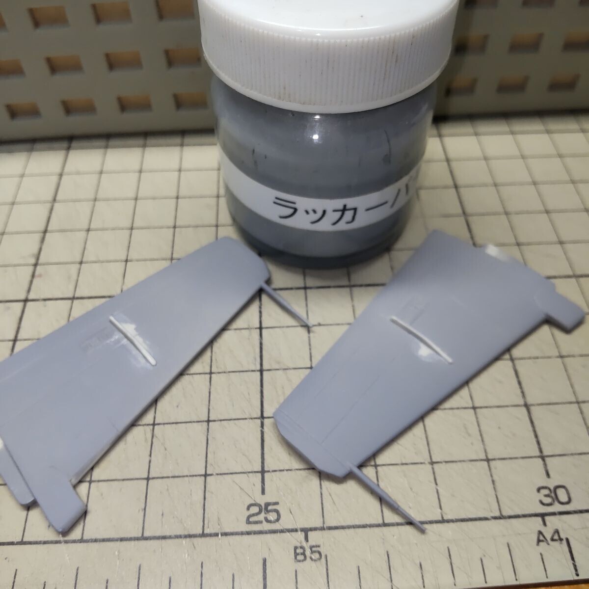 主翼の整流板の隙間埋め