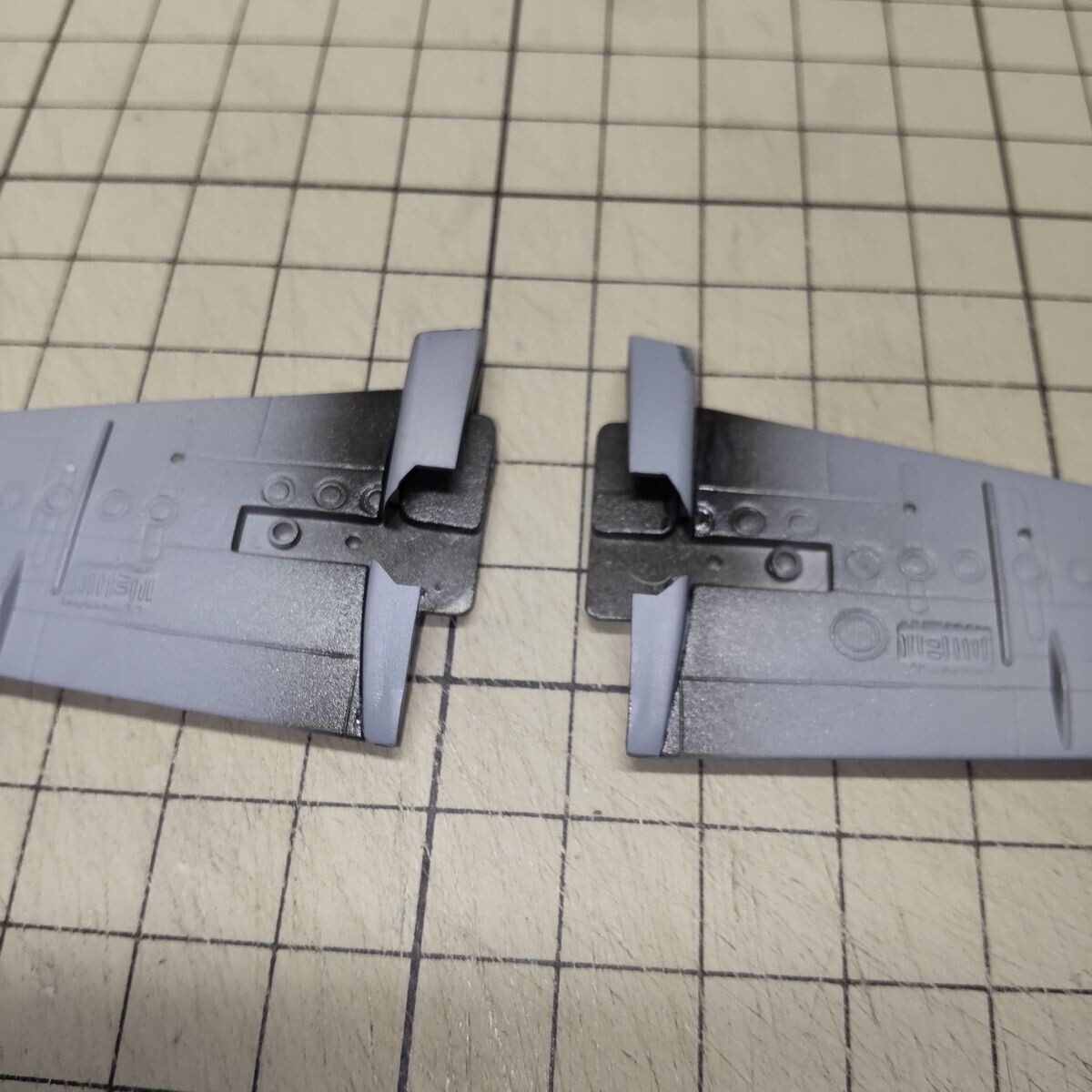 主翼にインテークパーツの取り付け