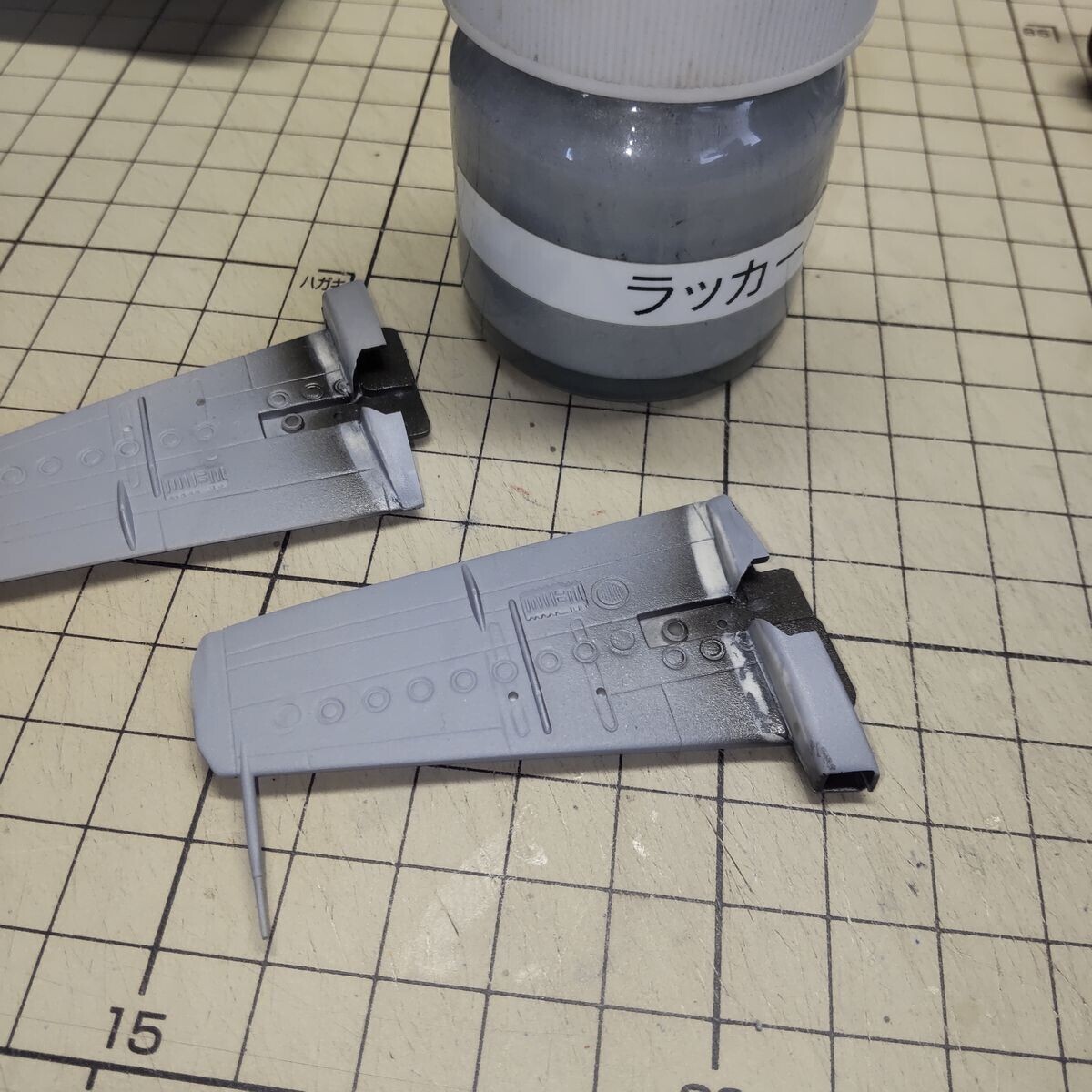 隙間にラッカーパテを擦り込み