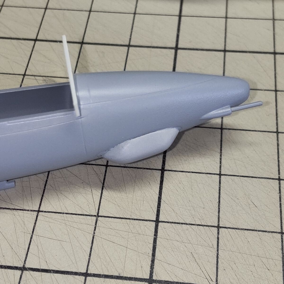 機首の膨らみパーツを接着