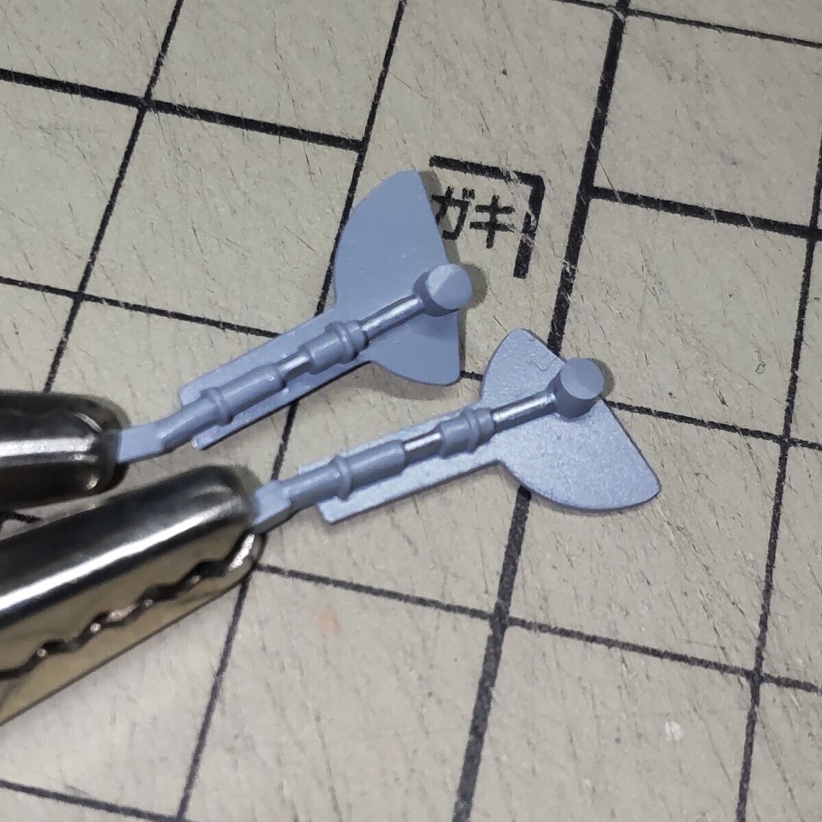 脚のシリンダー部の塗り分け。