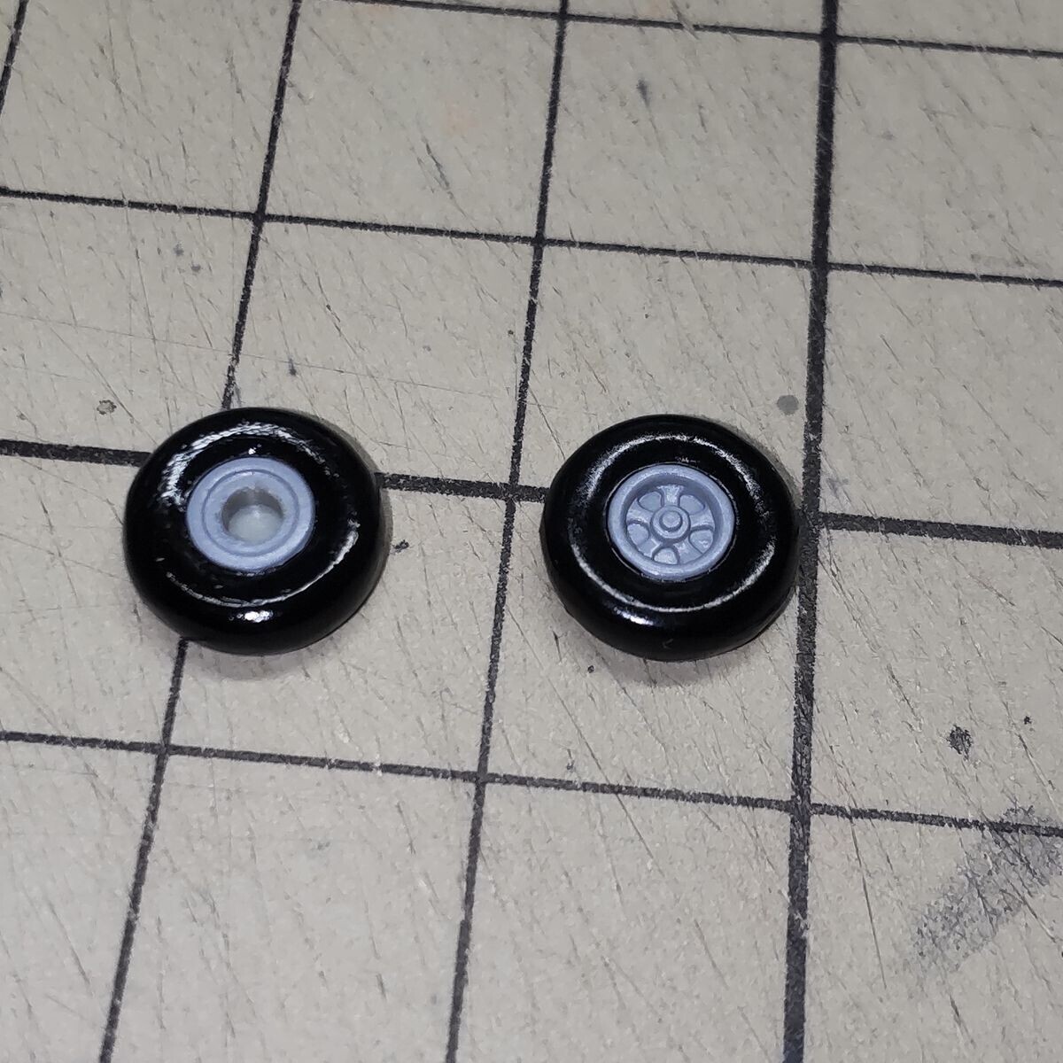 タイヤの塗り分け。