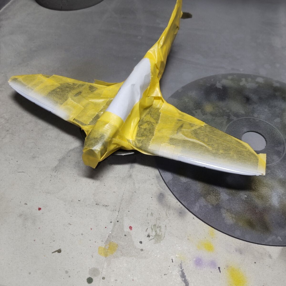 翼端塗装開始。