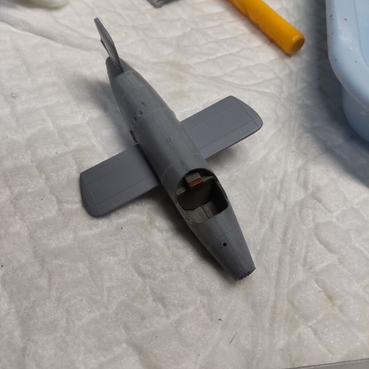 機体の全体的なヤスリがけ